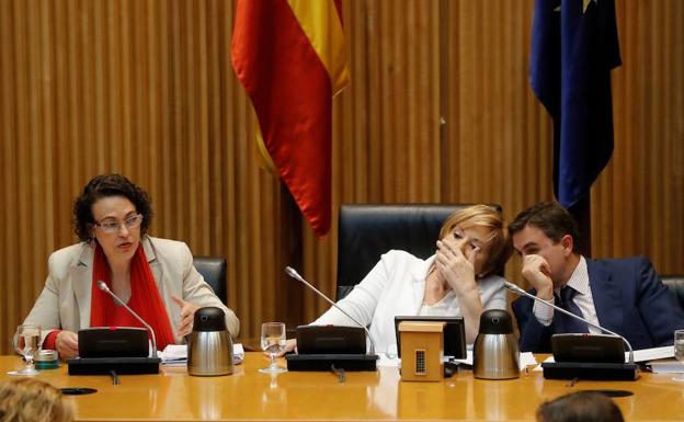 La ministra Magdalena Valerio con Celia Villalobos en una de las últimas comparecencias del Pacto de Toledo.