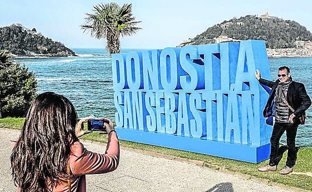 Palacio de Miramar. En sus jardines, y con el mar como fondo, se ha colocado en este 2019 el nuevo icono donostiarra dentro de la campaña 'Live Donostia, love San Sebastián'. La idea es que permanezca allí, al menos, este año. Las letras, que se apoyan en una base metálica, tienen medio metro de espesor y están elaboradas a partir de paneles de 'dibond' (aluminio y polietileno utilizado para impresión digital) con un acabado rugoso.