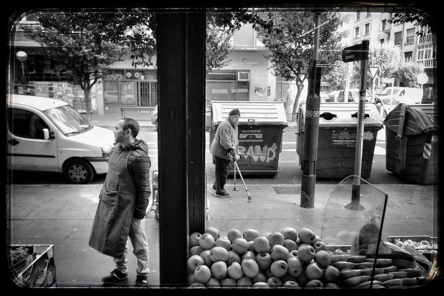 Recorrido fotográfico por uno de los barrios más antiguos de Vitoria desde el particular punto de vista del artista