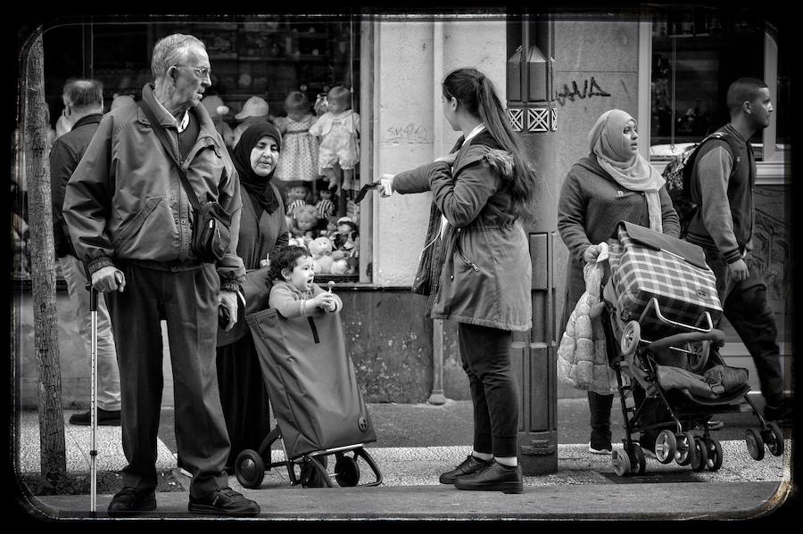 Recorrido fotográfico por uno de los barrios más antiguos de Vitoria desde el particular punto de vista del artista