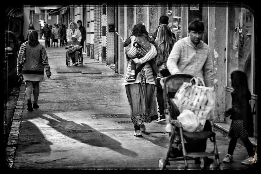 Recorrido fotográfico por uno de los barrios más antiguos de Vitoria desde el particular punto de vista del artista