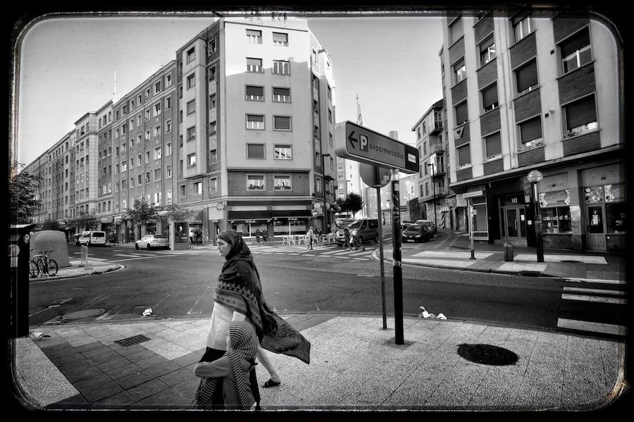 Recorrido fotográfico por uno de los barrios más antiguos de Vitoria desde el particular punto de vista del artista