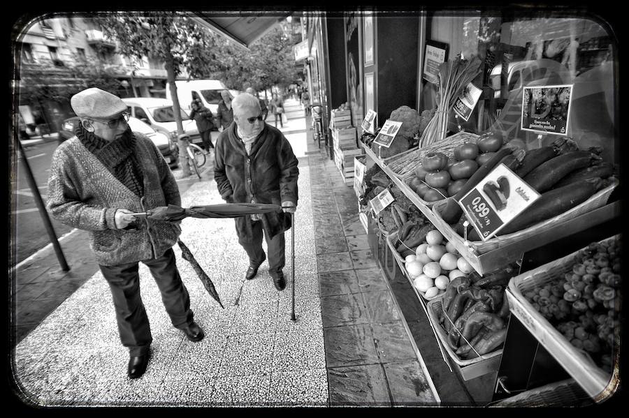 Recorrido fotográfico por uno de los barrios más antiguos de Vitoria desde el particular punto de vista del artista