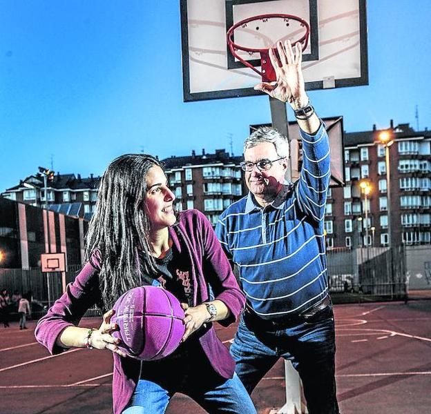 Pasión. Hija y padre juegan en una canasta.