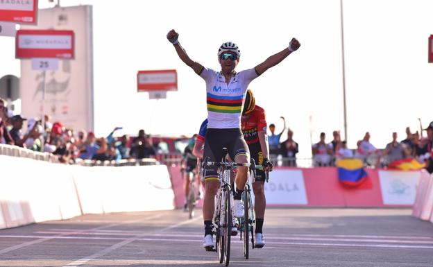 Valverde entra ganador en la línea de meta.