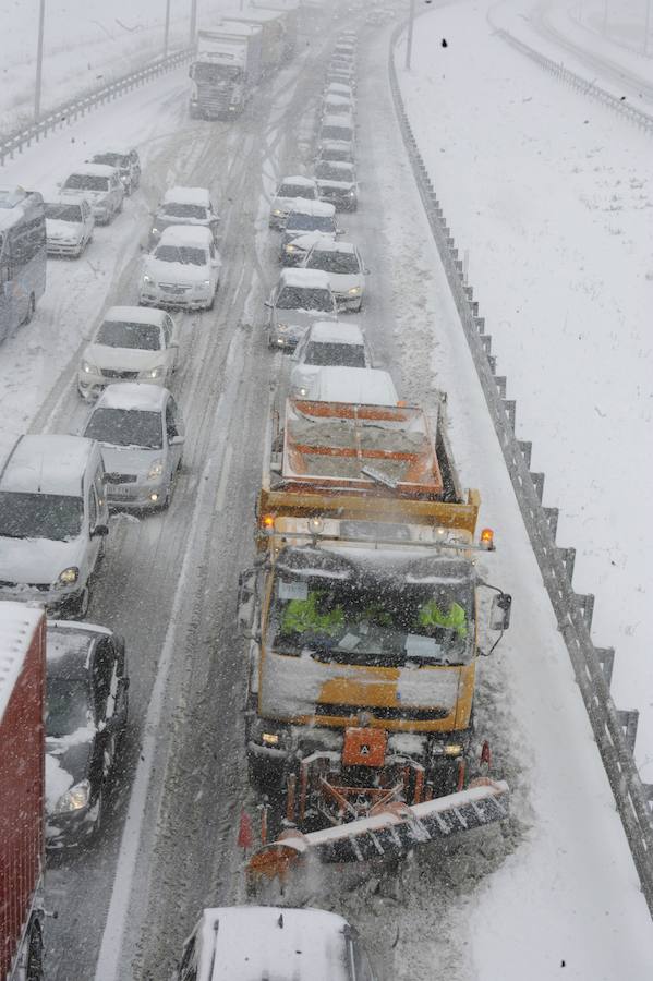 2012. La intensa nevada provocó problemas en las carreteras. 