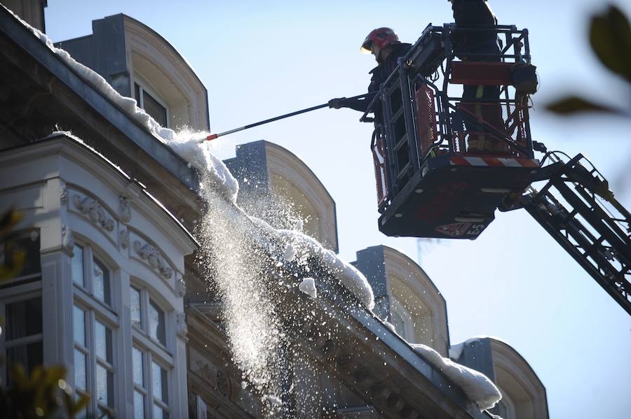 2015. Los bomberos retiran nieve de las cornisas. 