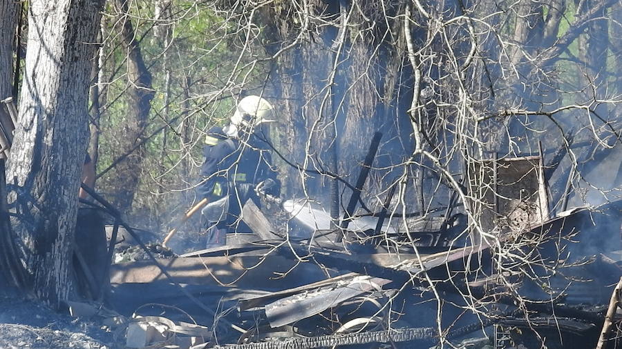 Los bomberos se han encontrado el cuerpo cuando han ido a apagar las llamas en una pequeña zona de huertas