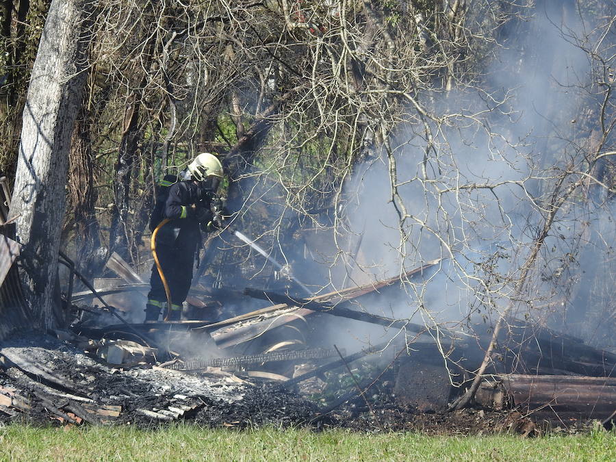 Los bomberos se han encontrado el cuerpo cuando han ido a apagar las llamas en una pequeña zona de huertas