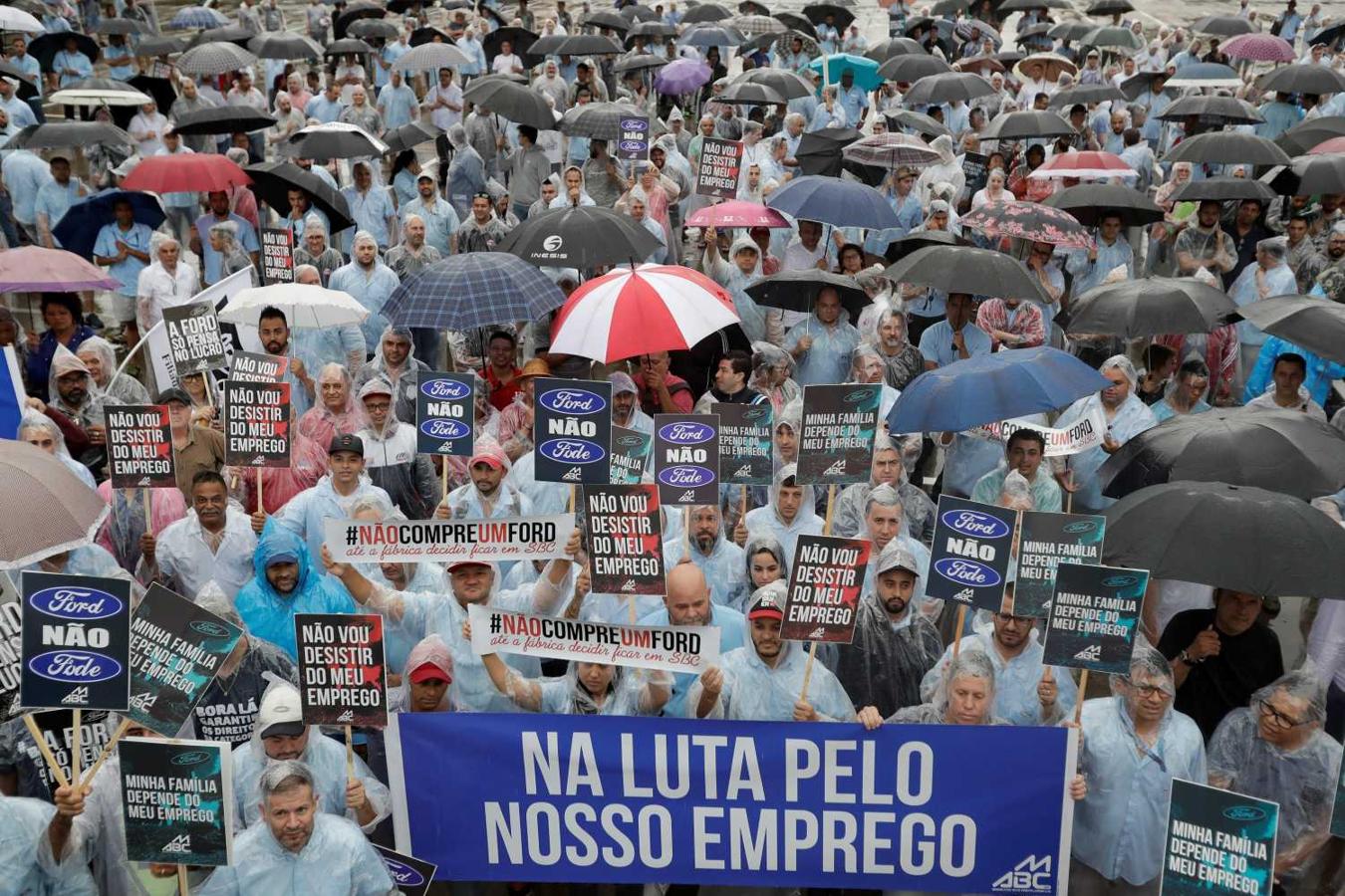 Protesta en Sao Paulo por la decisión de la filial de Ford de paralizar la producción en Sao Bernardo do Campo, (Brasil)