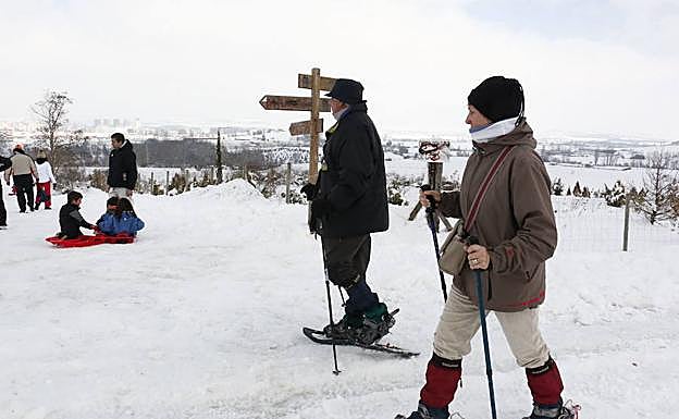 La nevada de febrero de 2015 animó a muchos a sacar los trineos y los esquíes para pasear por los parques de alrededor de Vitoria.