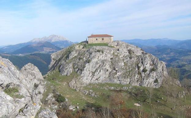 La ermita del barrio eskoriatzarra de Bolibar que se erige en la zona alta de la peña de Aitzorrotz.