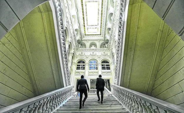 Escalinata del edificio que albergará dependencias de la CNMV. :: B. a.