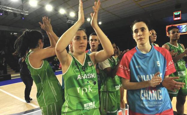 Las jugadoras del Araski, al término del encuentro. 