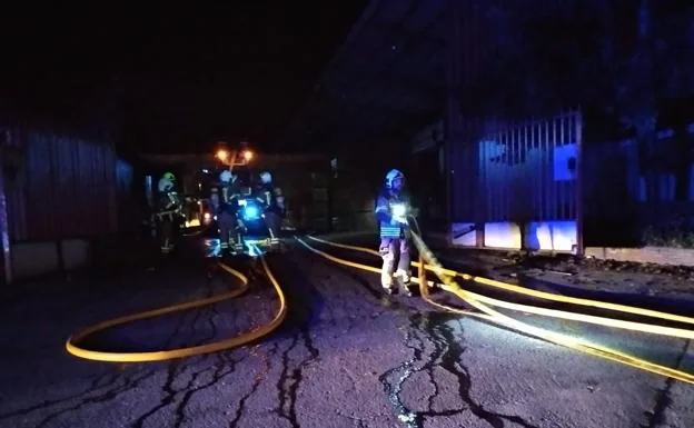 Efectivos del parque de Iurreta sofocaron el incendio desatado sobre las 12.30 horas en Tratermic 