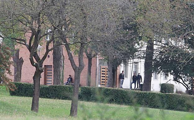 Jóvenes en un centro de menores de Loiu. 