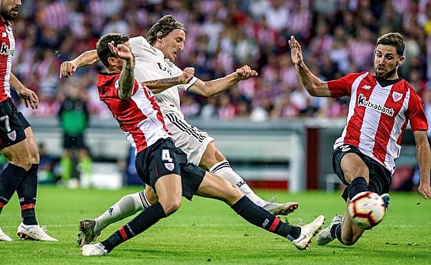 Iñigo y Yeray frenan a Luka Modric. 