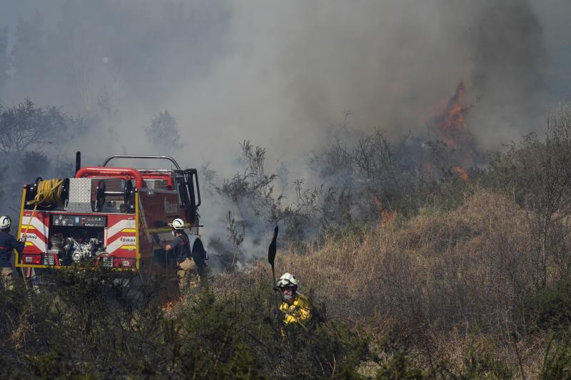 El viento sur y el calor ha favorecido la expansión de las llamas