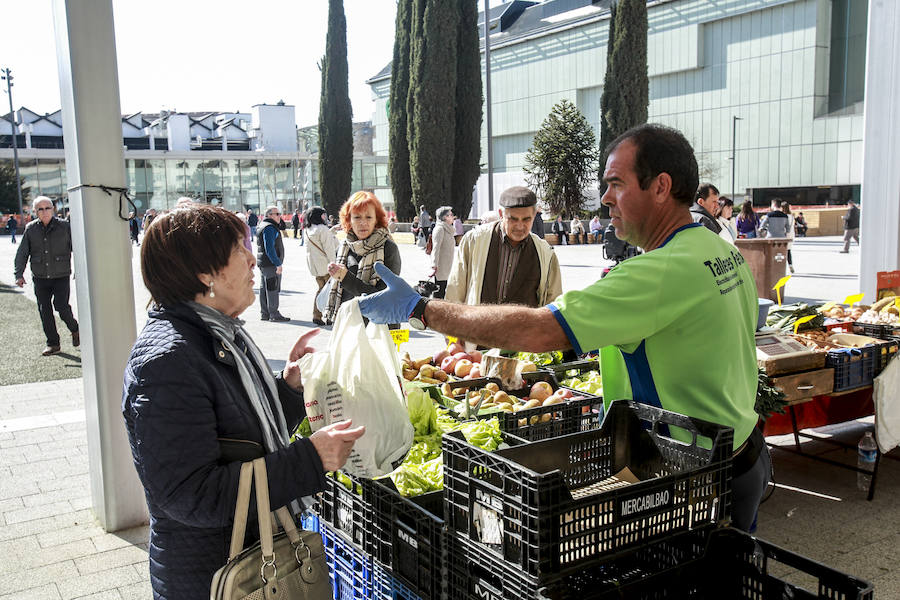 Fotos: Frutas y verduras para inaugurar la nueva plaza Santa Bárbara