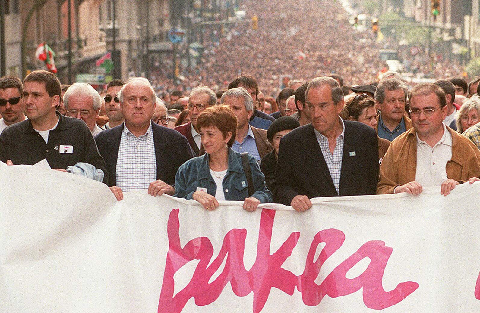 Manifestación en 1999 convocada por los partidos del Pacto de Lizarra en contra del inmovilismo del Gobierno. De izquierda a derecha: Arnaldo Otegi (HB), Xabier Arzalluz (PNV), Mertxe Colina (Abertzaleen Batasuna), Carlos Garaikoetxea (EA) y Javier Madrazo (IU).