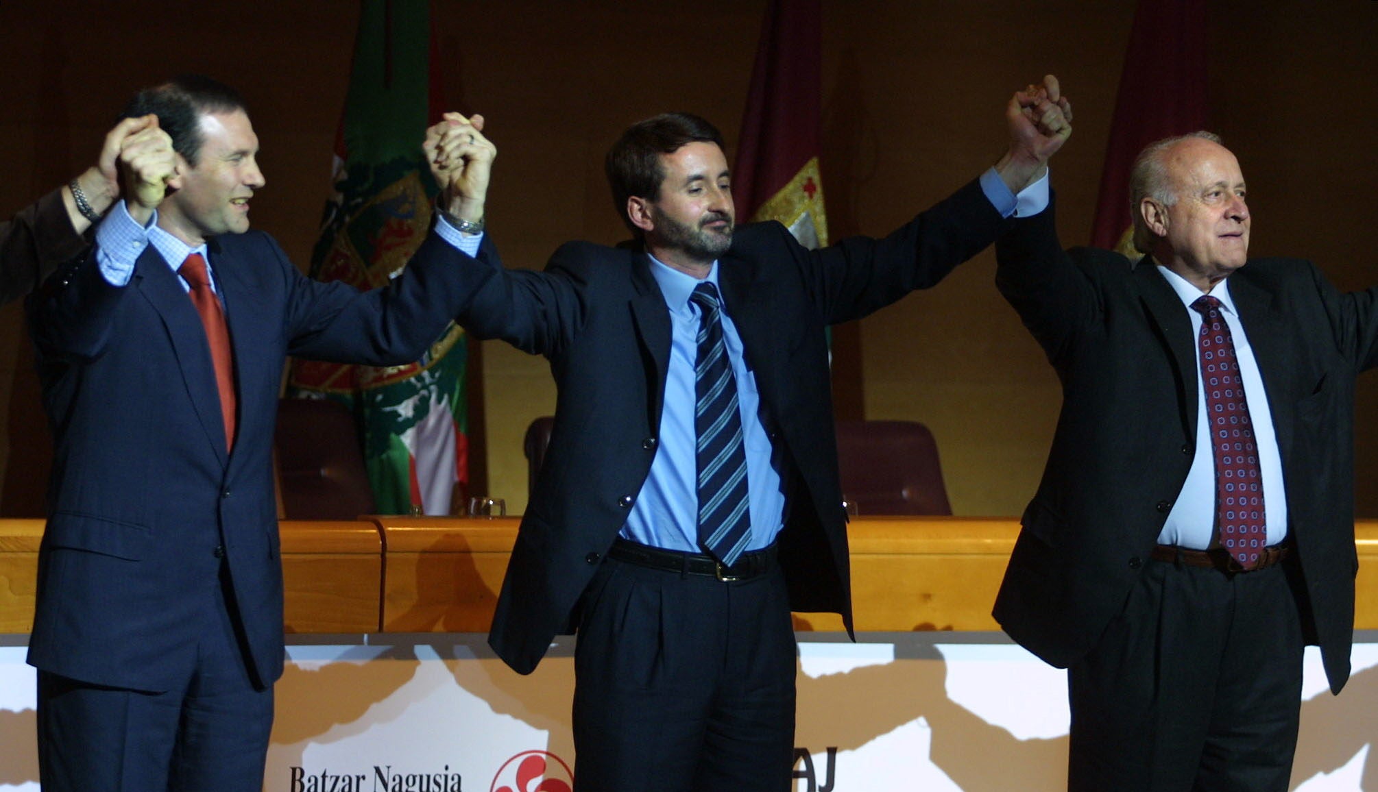 Josu Jon Imaz, elegido nuevo presidente del EBB, flanqueado por su antecesor en el cargo, Xabier Arzalluz (d), y el lehendakari, Juan José Ibarretxe, saludan a los delegados durante la Asamblea Nacional del PNV.