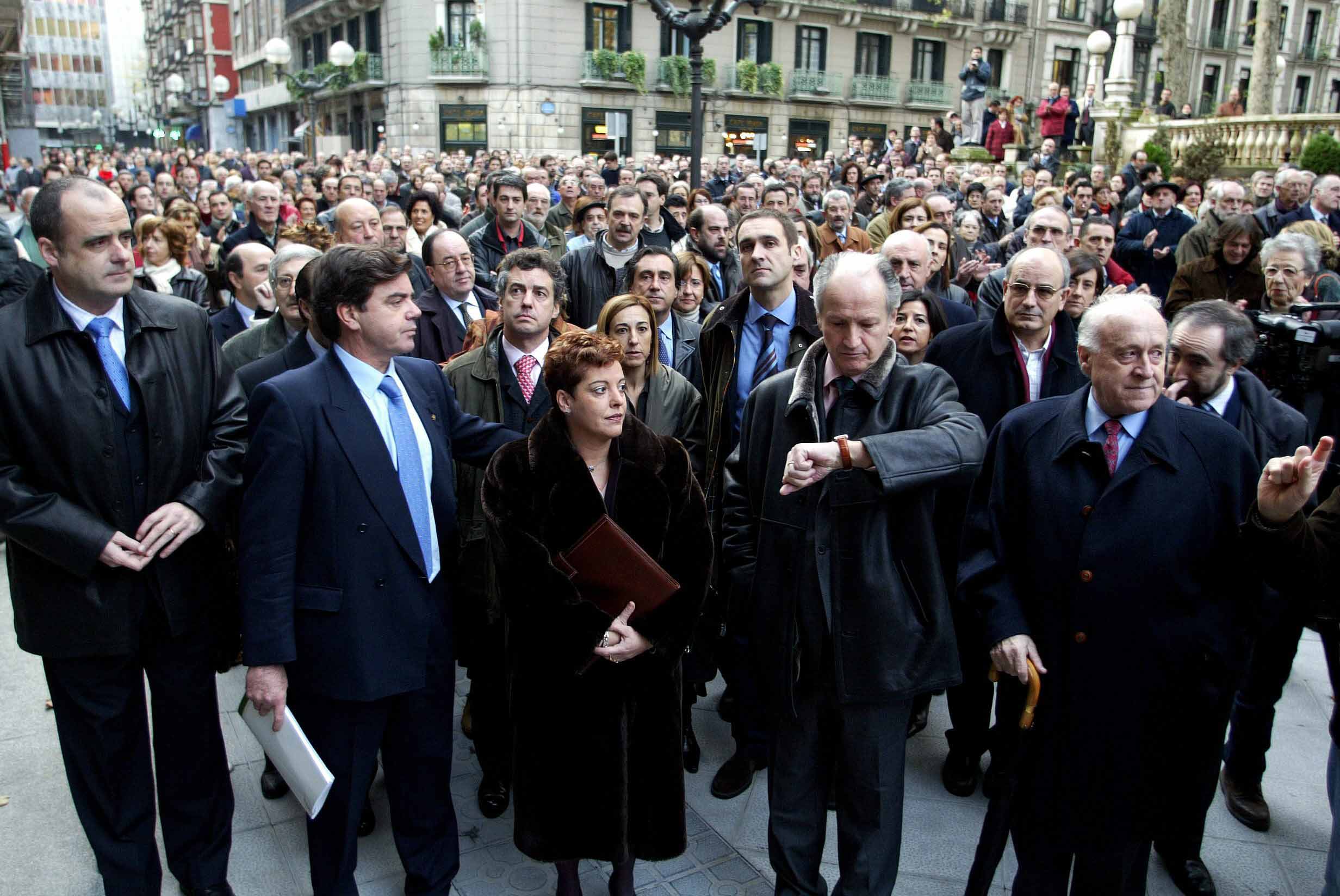 Gorka Knörr, Kontxi Bilbao y Juan Maria Atutxa, antes de comparecer ante el Tribunal Superior de Justicia del País Vasco, en Bilbao, acompañados por Xabier Arzalluz (d), Joseba Egibar (i) y un nutrido grupo de militantes nacionalistas.