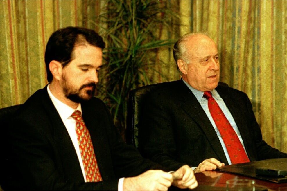 Los presidentes del PP en el País Vasco, Carlos Iturgaitz, y del PNV, Xabier Arzalluz, durante la reunión de la Mesa de Ajuria Enea, en 1998