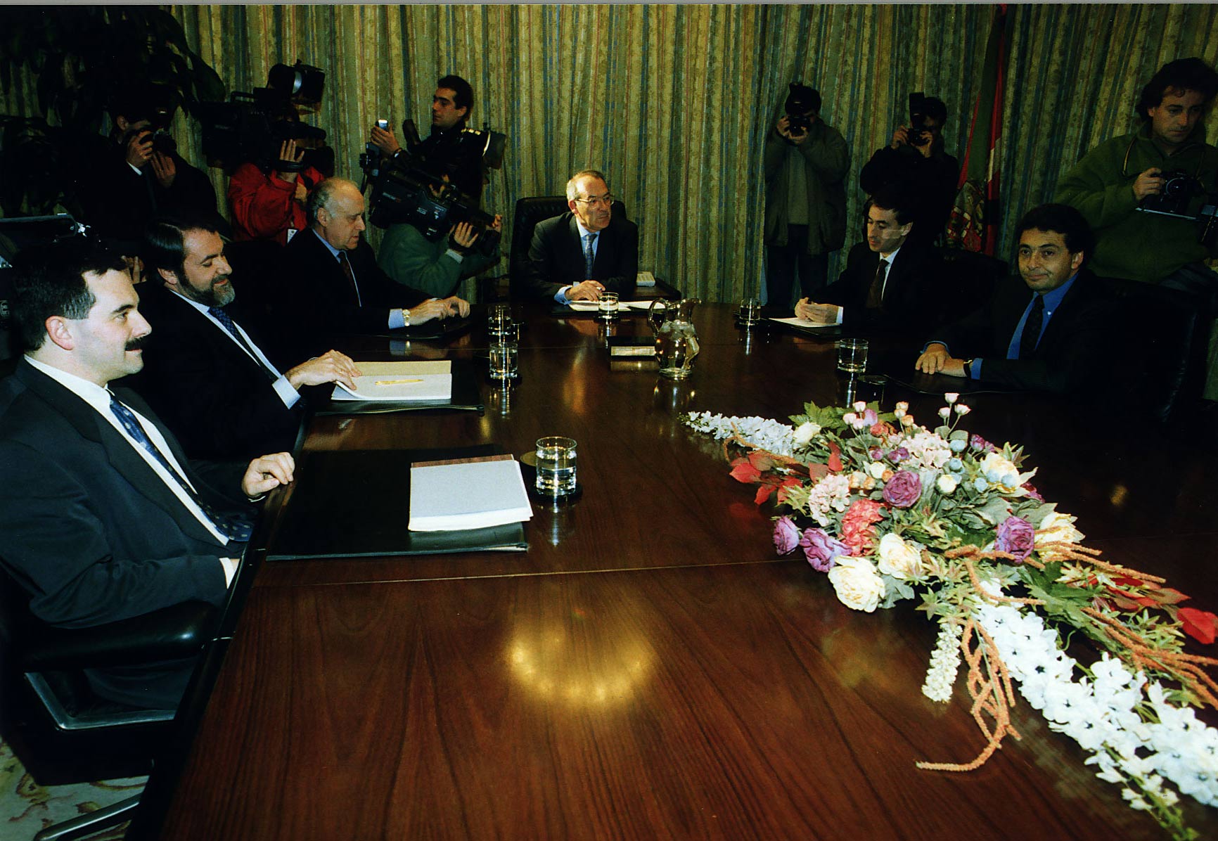 Reunión de la Mesa de Ajuria Enea. De izquierda a derecha: Gurrutxaga, Mayor Oreja, Arzalluz, Ardanza, Jaúregui y Mosquera, en 1993.