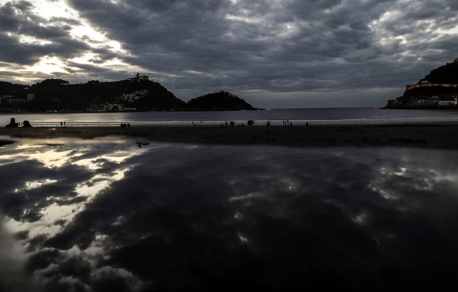 Los visitantes de San Sebastián sitúan el arenal donostiarra aún mejor que el año pasado en el ránking de TripAdvisor. Ya es la mejor playa de Europa y la cuarta más bonita del mundo