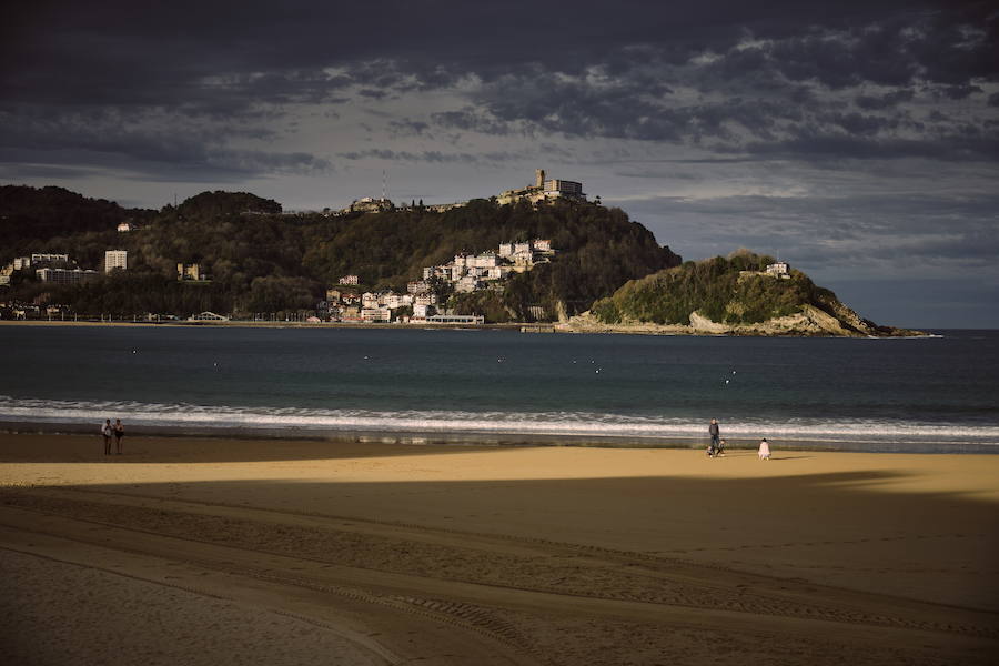 Los visitantes de San Sebastián sitúan el arenal donostiarra aún mejor que el año pasado en el ránking de TripAdvisor. Ya es la mejor playa de Europa y la cuarta más bonita del mundo