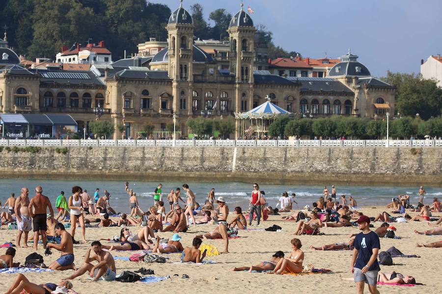 Los visitantes de San Sebastián sitúan el arenal donostiarra aún mejor que el año pasado en el ránking de TripAdvisor. Ya es la mejor playa de Europa y la cuarta más bonita del mundo