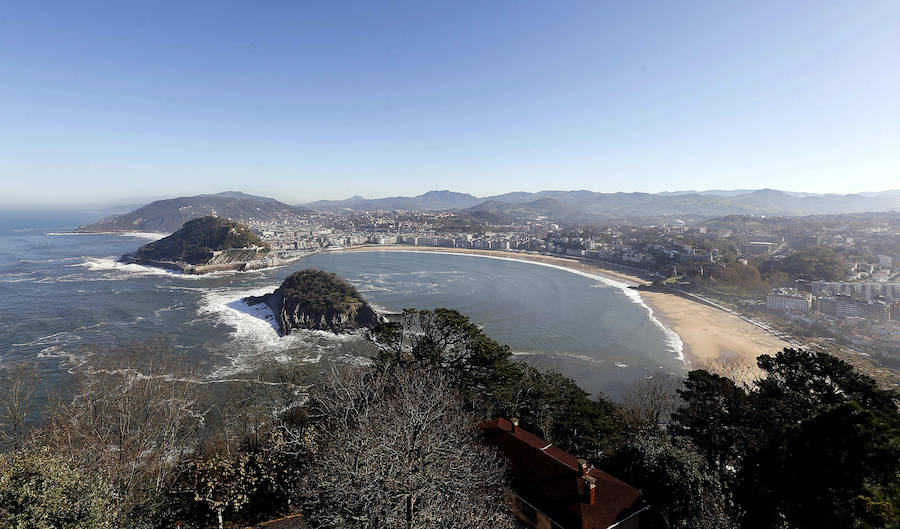 Los visitantes de San Sebastián sitúan el arenal donostiarra aún mejor que el año pasado en el ránking de TripAdvisor. Ya es la mejor playa de Europa y la cuarta más bonita del mundo