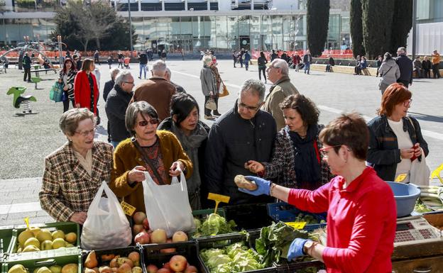 Varios vecinos realizan una compra.