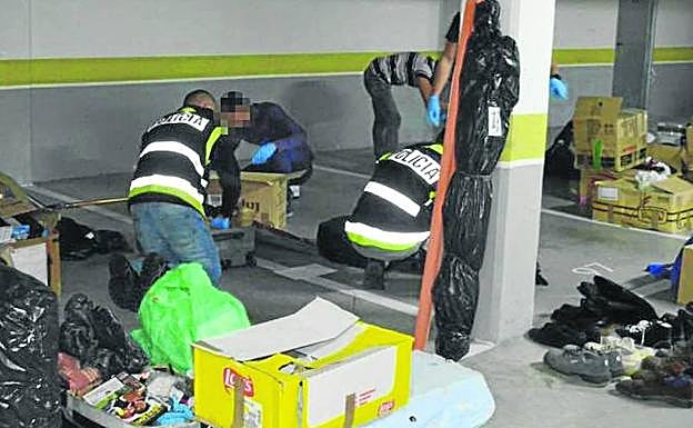 Agentes de la Policía Nacional, durante la búsqueda de pistas en el escenario del homicidio. 