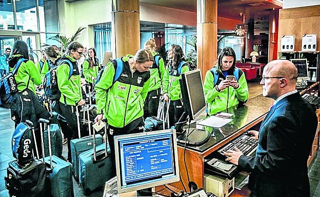 Las integrantes del Cadí La Seu de baloncesto femenino, uno de los clubes que disputará la Copa de la Reina, ayer a la llegada al Gran Hotel Lakua.