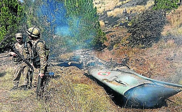 Restos del fuselaje del avión de combate indio derribado ayer.