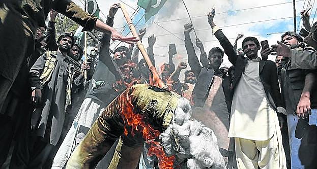 Manifestantes paquistaníes queman en una calle de Quetta un muñeco que simboliza al primer ministro indio, Narendra Modi.
