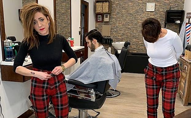 Imagen principal - Arriba, Jessica Martín y su compañera. A la izquierda, Javier de Juana. A la derecha, Pedro Campo.