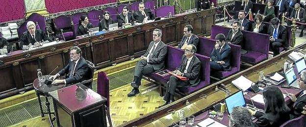 Ante el Supremo. El expresidente del Gobierno Mariano Rajoy, durante su comparecencia como testigo en el juicio al 'procés'. 