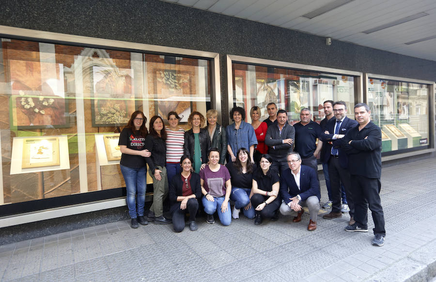 Trabajadores de El Corte Inglés responsables de la puesta en escena de las obras posan con representantes de El Correo y del centro comercial.