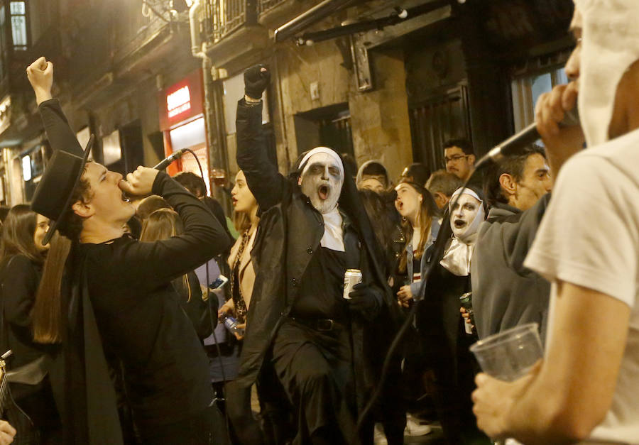Fotos: Comienzan los Carnavales. Una kalejira en el Casco Viejo