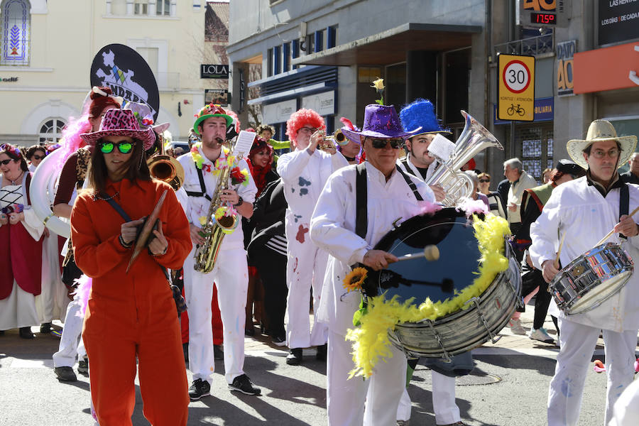 El tradicional pasacalles ha dado el pistoletazo de salida a la fiesta de Carnaval, que este sábado alcanza su colofón con el desfile