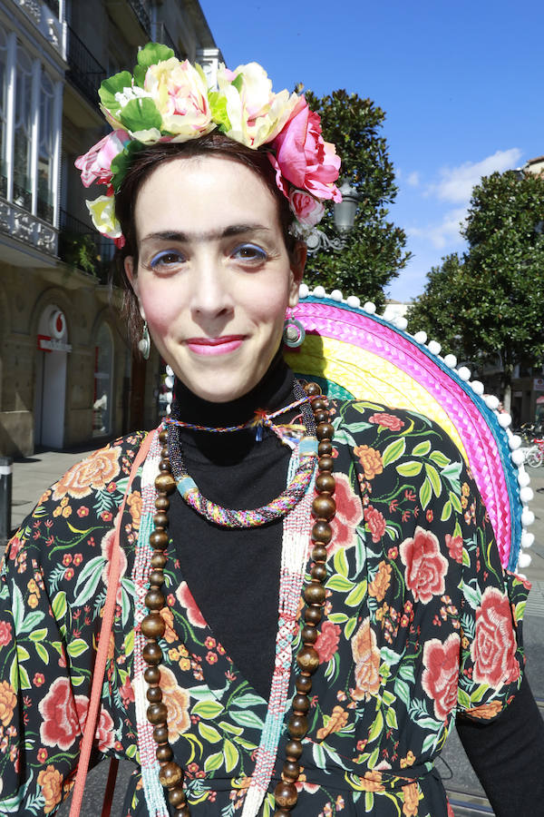 El tradicional pasacalles ha dado el pistoletazo de salida a la fiesta de Carnaval, que este sábado alcanza su colofón con el desfile