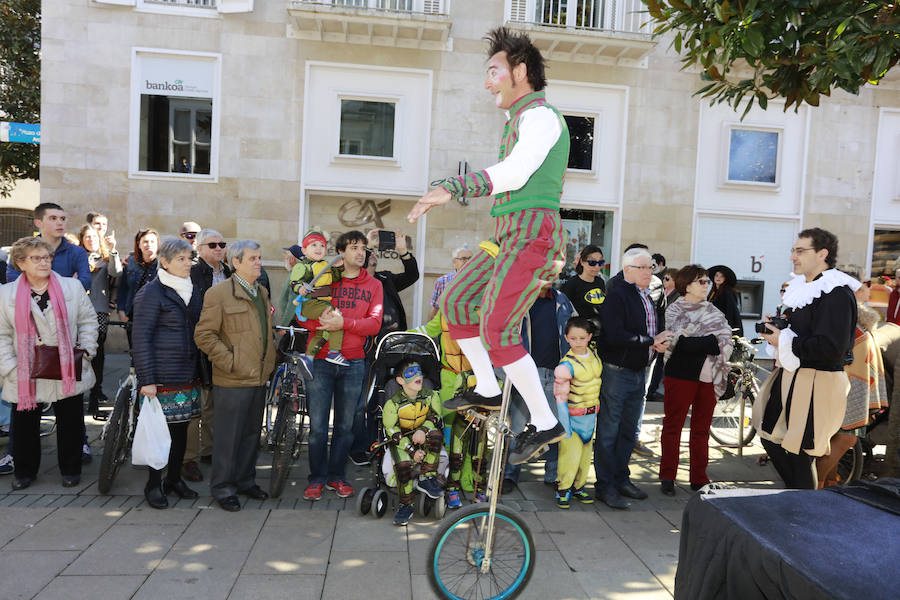 El tradicional pasacalles ha dado el pistoletazo de salida a la fiesta de Carnaval, que este sábado alcanza su colofón con el desfile