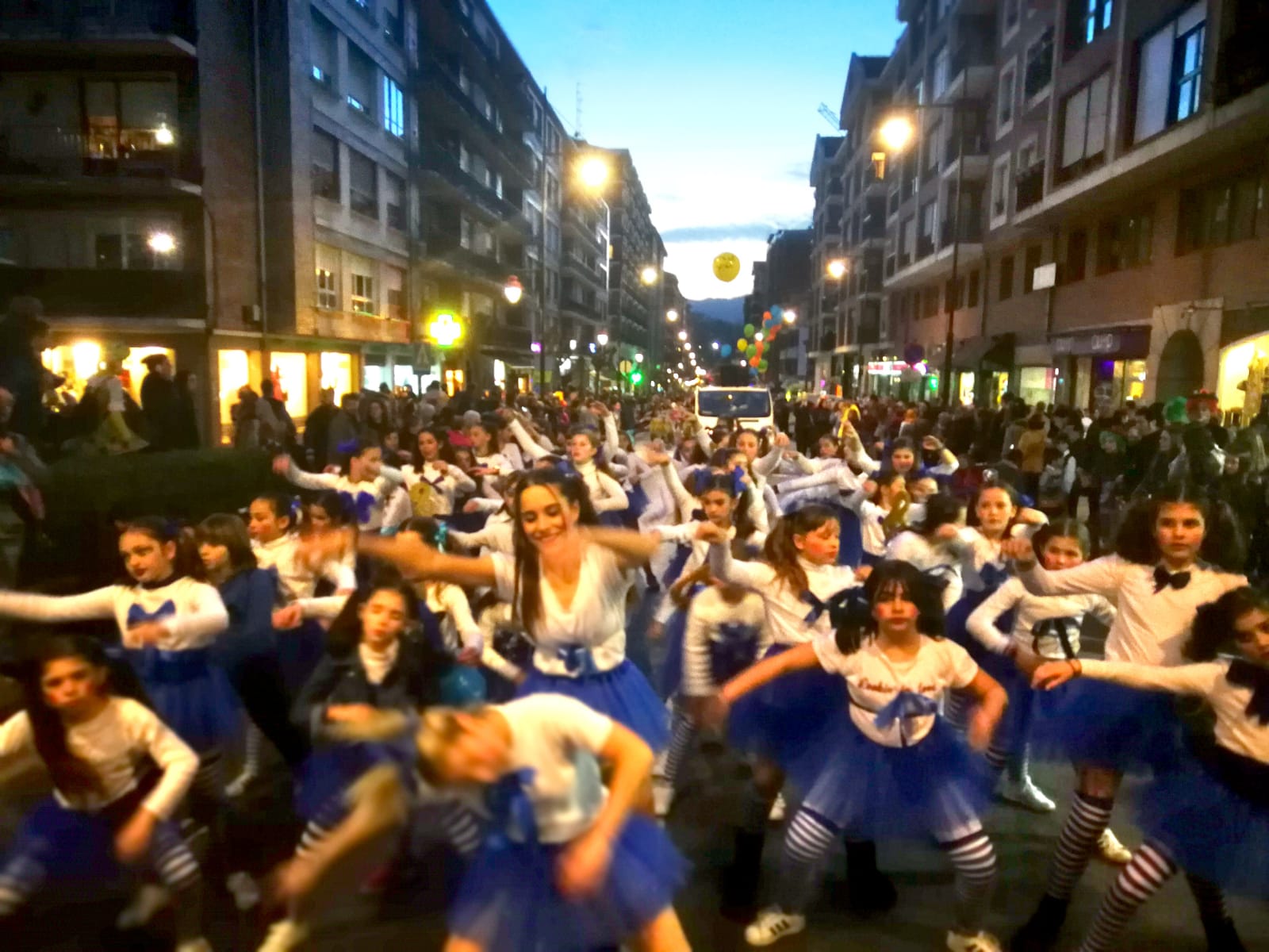 La localidad se sumergen en la fiesta más colorida y visual de todo el año