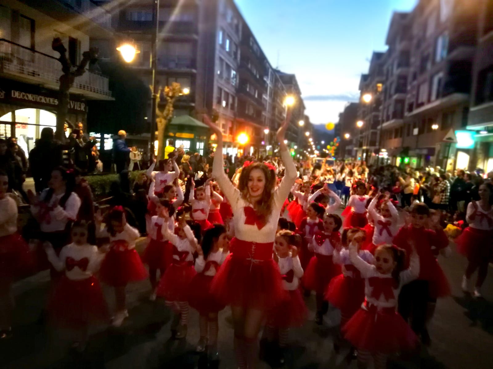 La localidad se sumergen en la fiesta más colorida y visual de todo el año