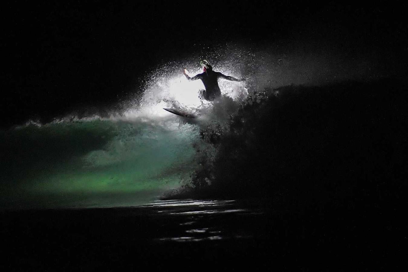 Los surfistas Yann Le Her, Alan, Yohann, Robin y Damien desafían el frío y la oscuridad en una sesión de surf nocturno en la playa del Cabo Fréhel, Bretaña