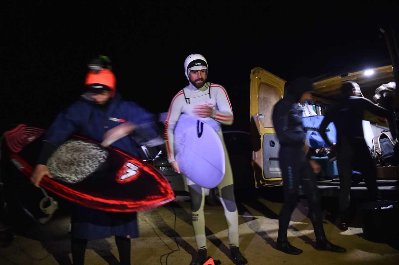 Los surfistas Yann Le Her, Alan, Yohann, Robin y Damien desafían el frío y la oscuridad en una sesión de surf nocturno en la playa del Cabo Fréhel, Bretaña