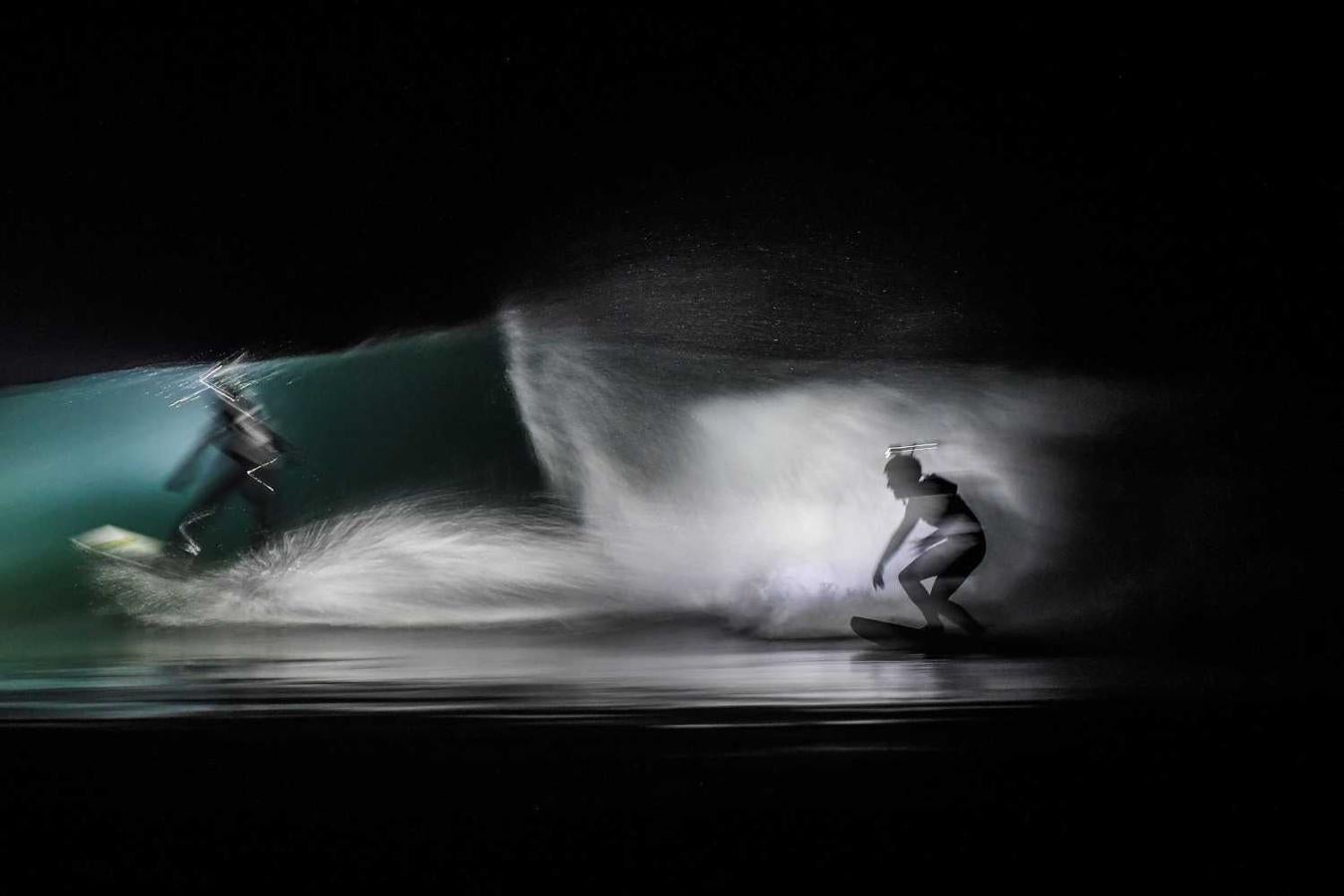 Los surfistas Yann Le Her, Alan, Yohann, Robin y Damien desafían el frío y la oscuridad en una sesión de surf nocturno en la playa del Cabo Fréhel, Bretaña