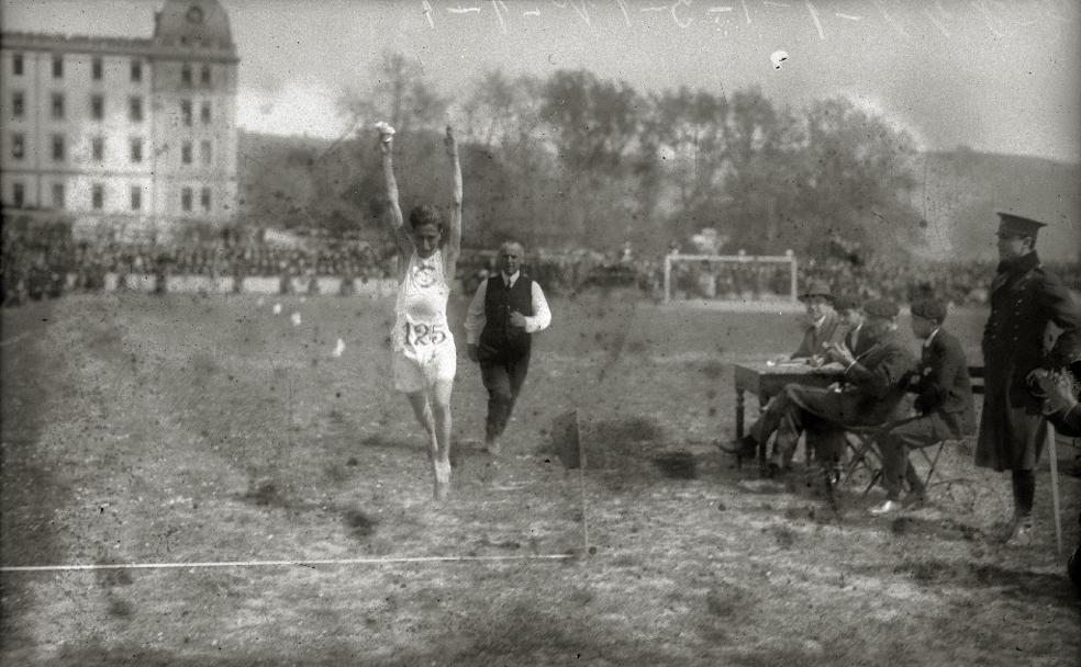 Prueba de atletismo en San Mamés a comienzos del siglo XX. Al fondo, la Misericordia.